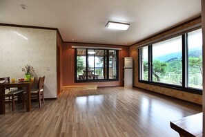 Room (Chorong) | Free WiFi, bed sheets - Yeoul Pension (Yangpyeong)