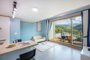 Individually decorated, individually furnished, free WiFi, bed sheets - Sosul Pension (Dongducheon)