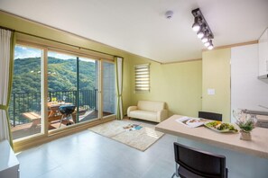 Individually decorated, individually furnished, free WiFi, bed sheets - Sosul Pension (Dongducheon)