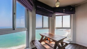 Room (Omega blue) | WiFi (free), individually decorated, individually furnished, bed sheets - Beach Sand Pension (Yeongdeok)