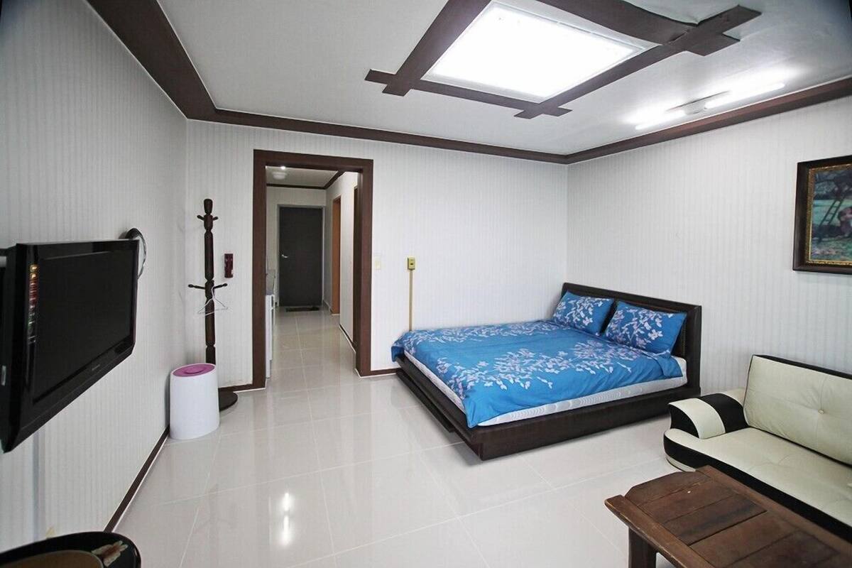 Room (Skyblue) | Free WiFi, individually decorated, individually furnished, bed sheets