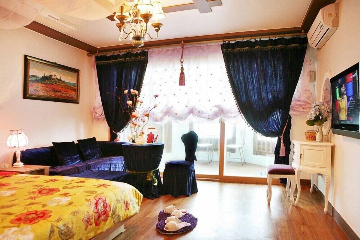Room (Violet) | Free WiFi, individually decorated, individually furnished, bed sheets