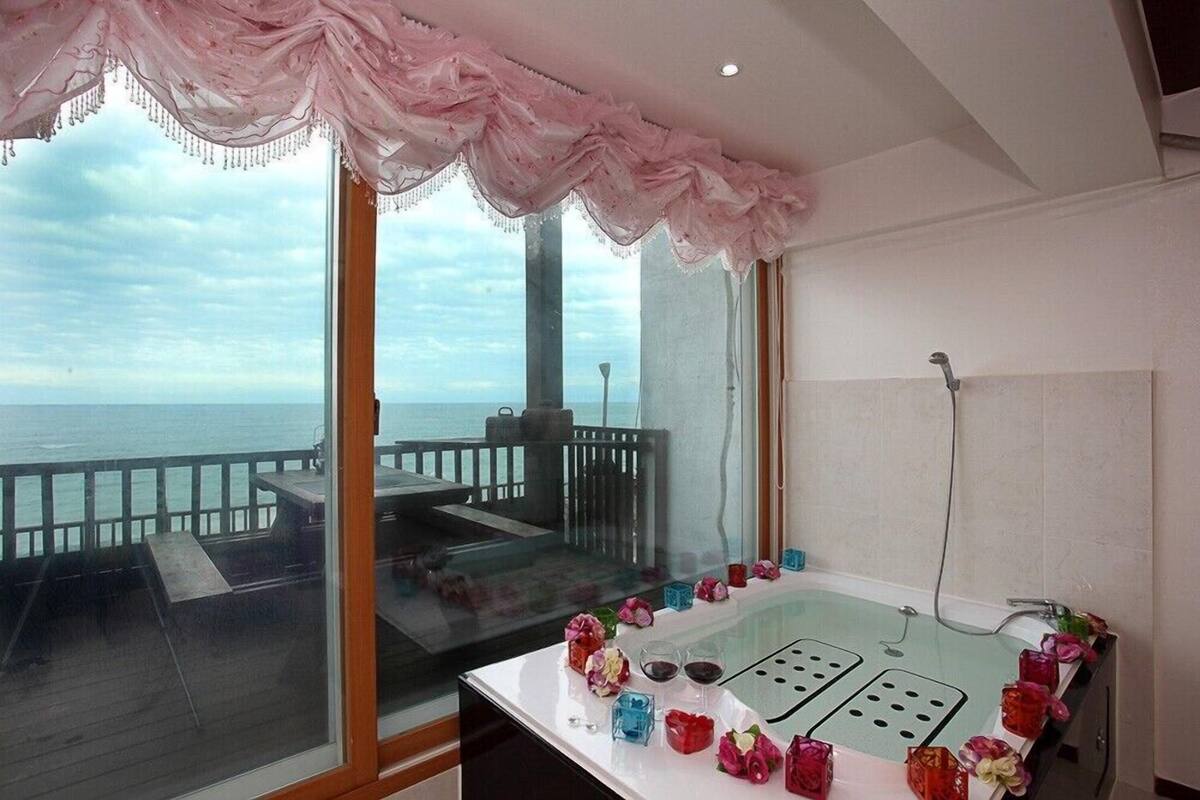 Free WiFi, individually decorated, individually furnished, bed sheets