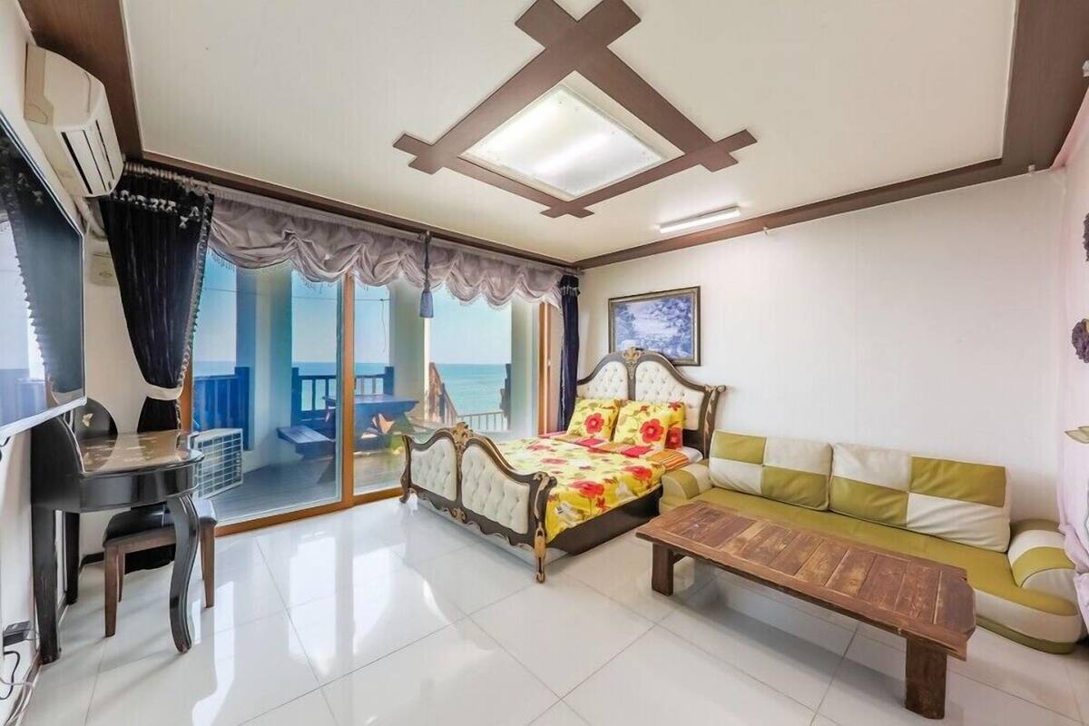Room (Omega blue) | Free WiFi, individually decorated, individually furnished, bed sheets