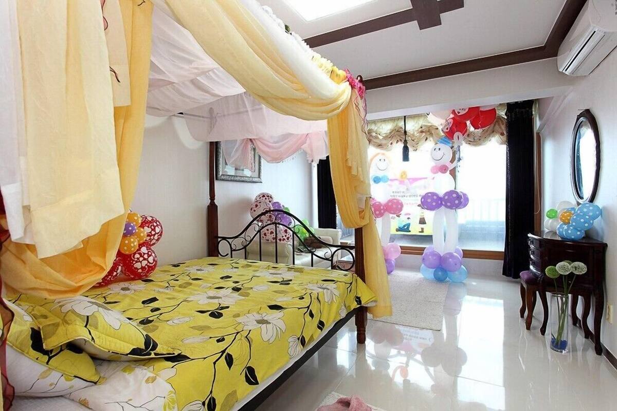 Room (Emerald green) | Free WiFi, individually decorated, individually furnished, bed sheets