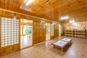 Room (Byulsil) | Individually decorated, individually furnished, free WiFi, bed sheets - Sonamu Pension (Pohang)
