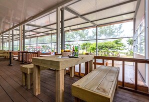 Decoración personalizada, muebles diferentes y wifi gratis