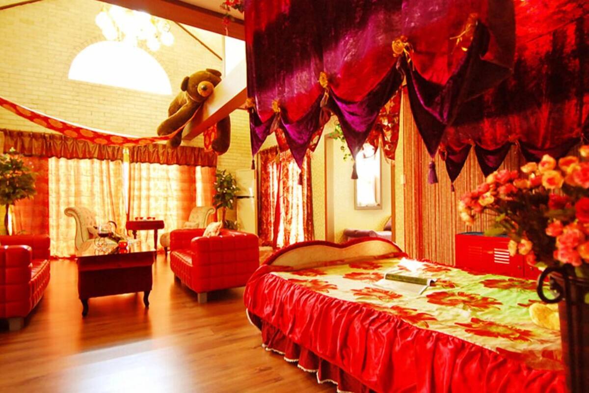 Room (Emerald B)