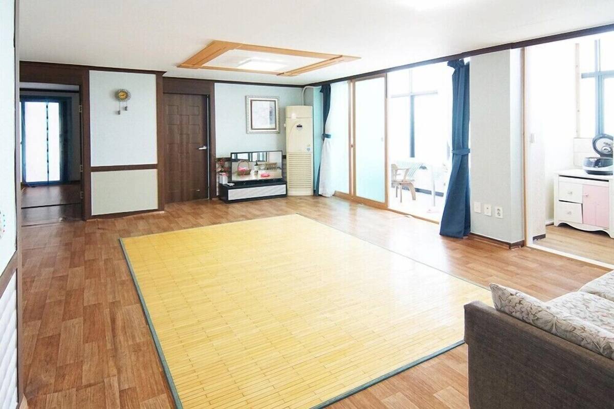 Decoración personalizada, muebles diferentes y wifi gratis