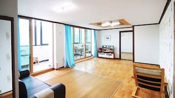 Room (Byulmuri 202) | Individually decorated, individually furnished, free WiFi, bed sheets