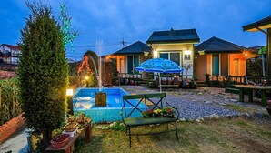 Una zona residencial con piscina, banco y glorieta.