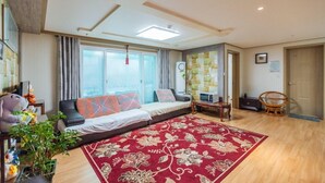 Quarto (Whole 1st floor) | Wi-Fi de cortesia, individualmente decorados, individualmente mobiliados