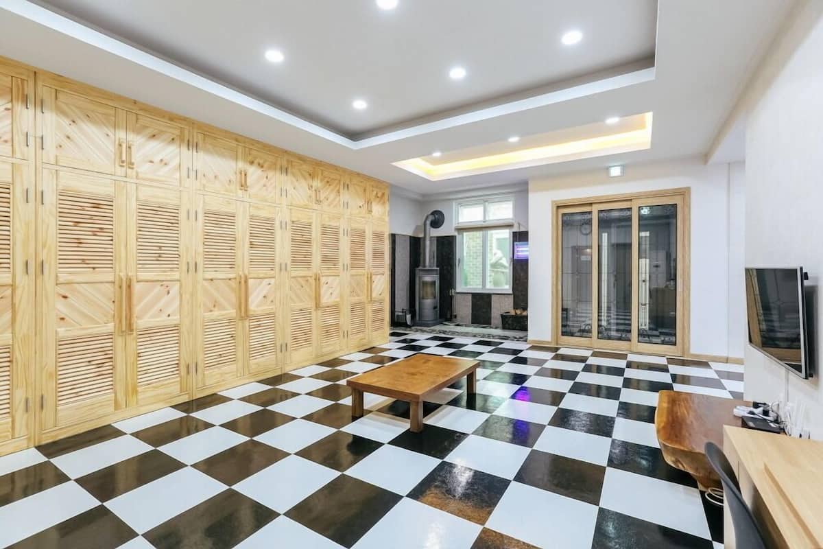 Decoración personalizada, muebles diferentes y wifi gratis