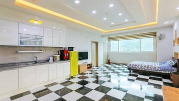 Room (Haetbit) | Individually decorated, individually furnished, free WiFi, bed sheets