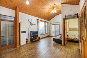 Room (Family room (white))