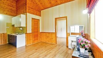 Room (Solhyanggi) | Individually decorated, individually furnished, free WiFi, bed sheets