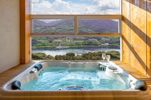 Harbor House poolvilla couple