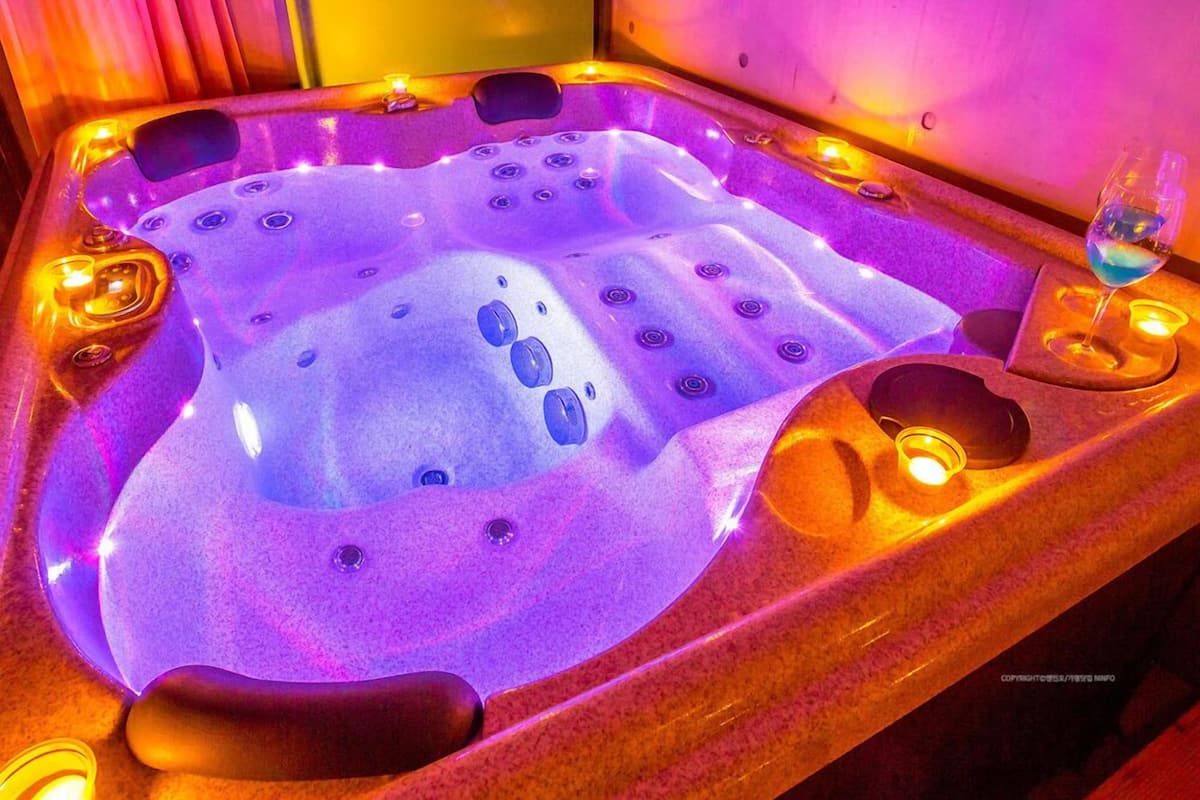 Room (101 Jet Spa) | Free WiFi, individually decorated, individually furnished, bed sheets