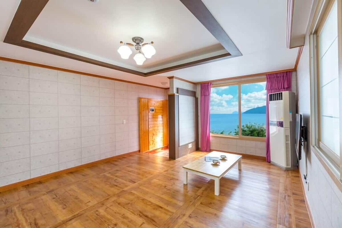 Room (105) | Individually decorated, individually furnished, free WiFi, bed sheets