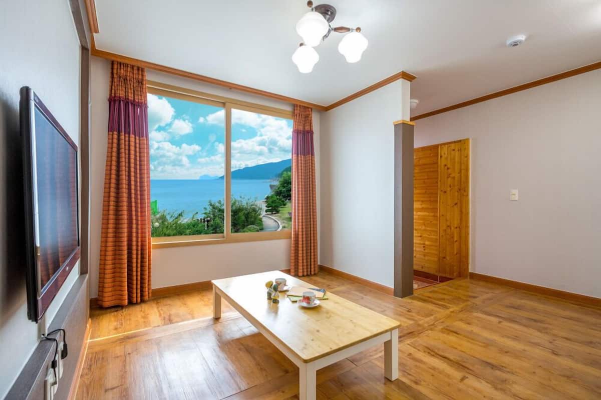 Room (103) | Free WiFi, individually decorated, individually furnished, bed sheets