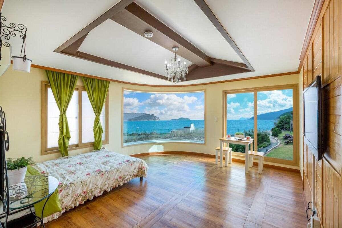 Room (201) | Free WiFi, individually decorated, individually furnished, bed sheets