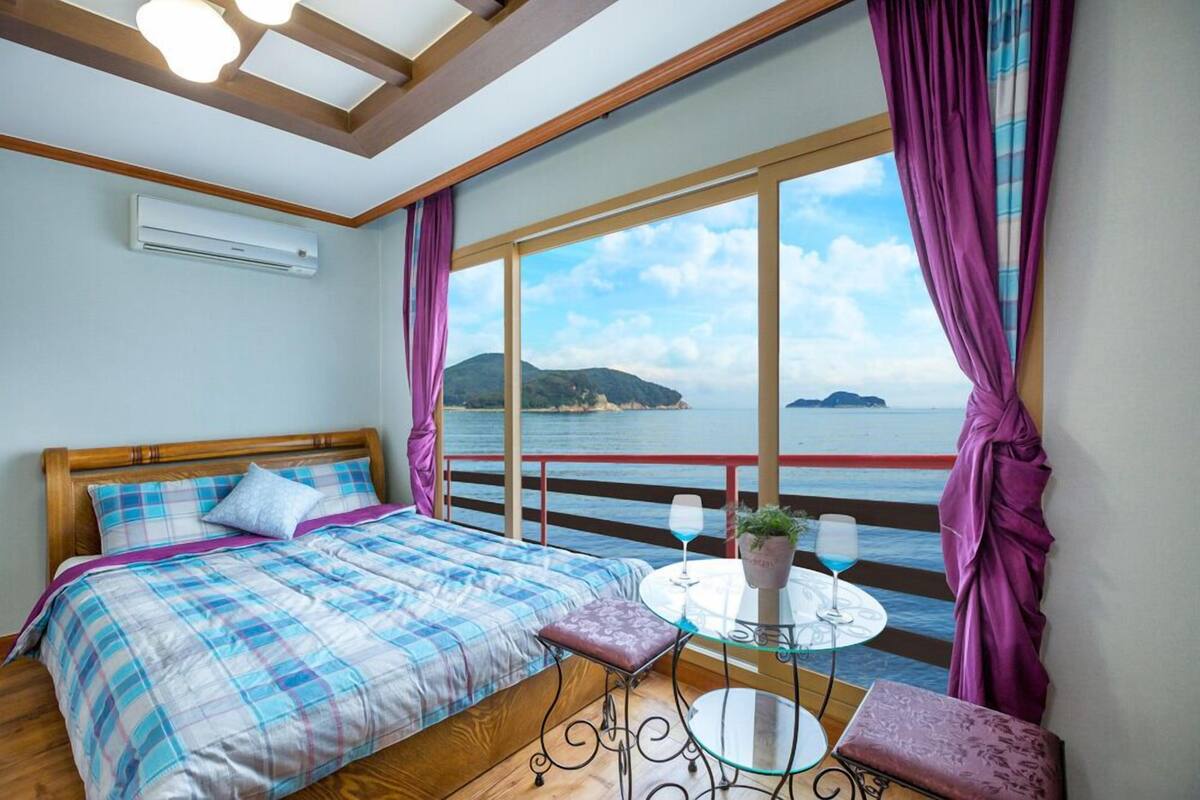 Room (202) | Free WiFi, individually decorated, individually furnished, bed sheets