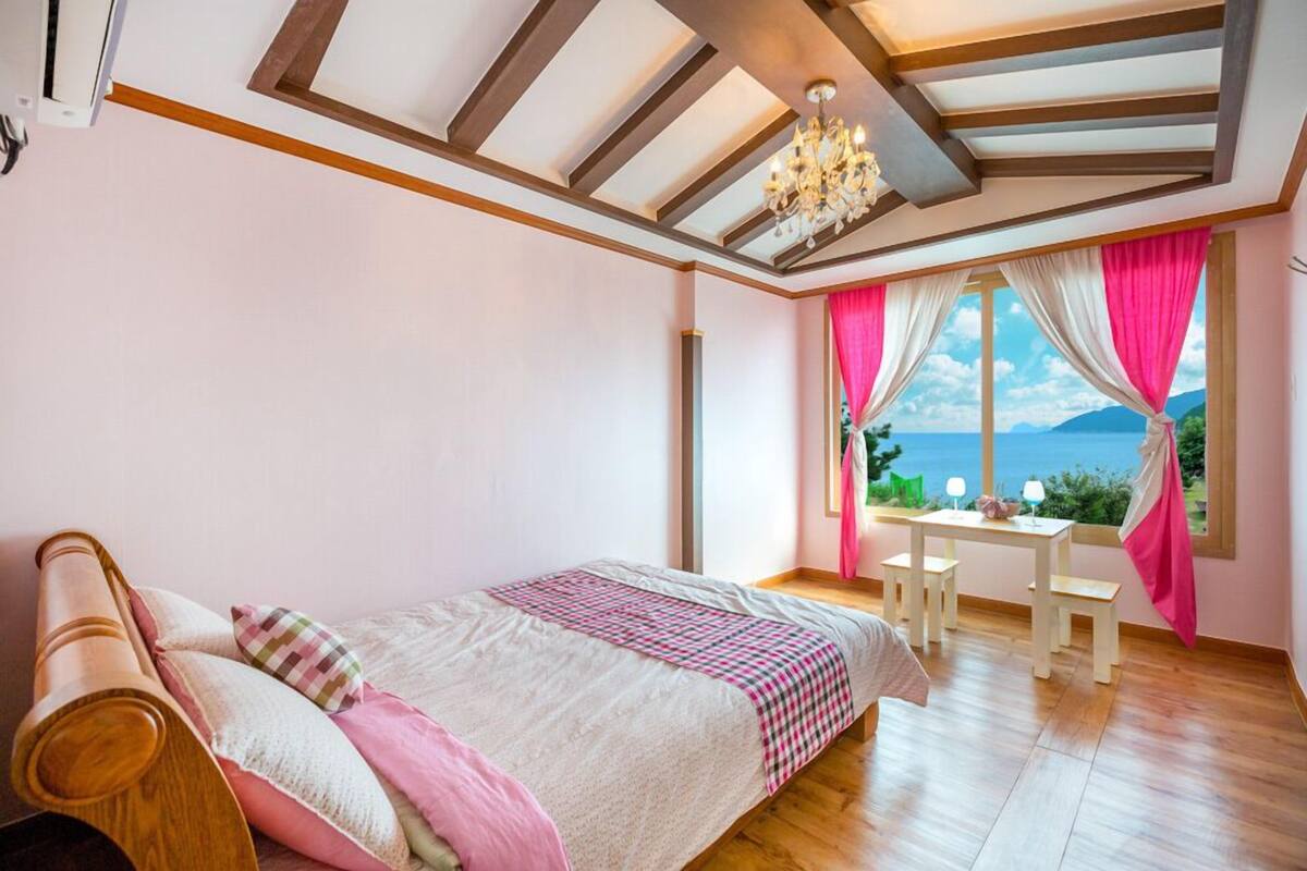 Room | Free WiFi, individually decorated, individually furnished, bed sheets