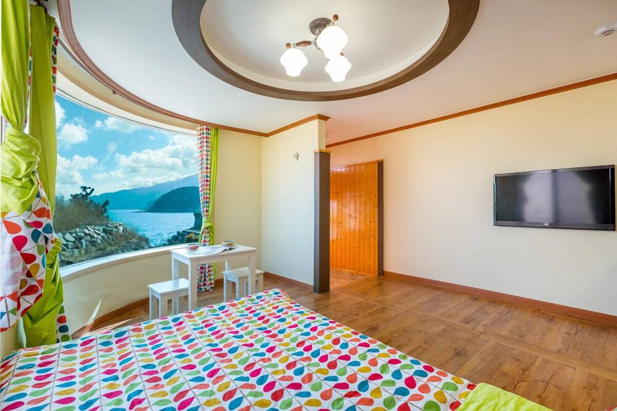 Room | Free WiFi, individually decorated, individually furnished, bed sheets