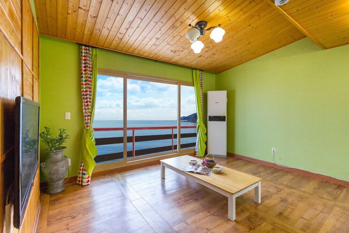 Room (203) | Individually decorated, individually furnished, free WiFi, bed sheets