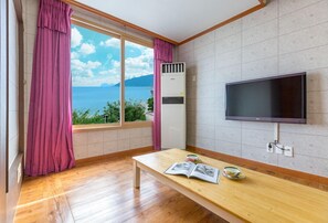 Room (105) | Individually decorated, individually furnished, free WiFi, bed sheets