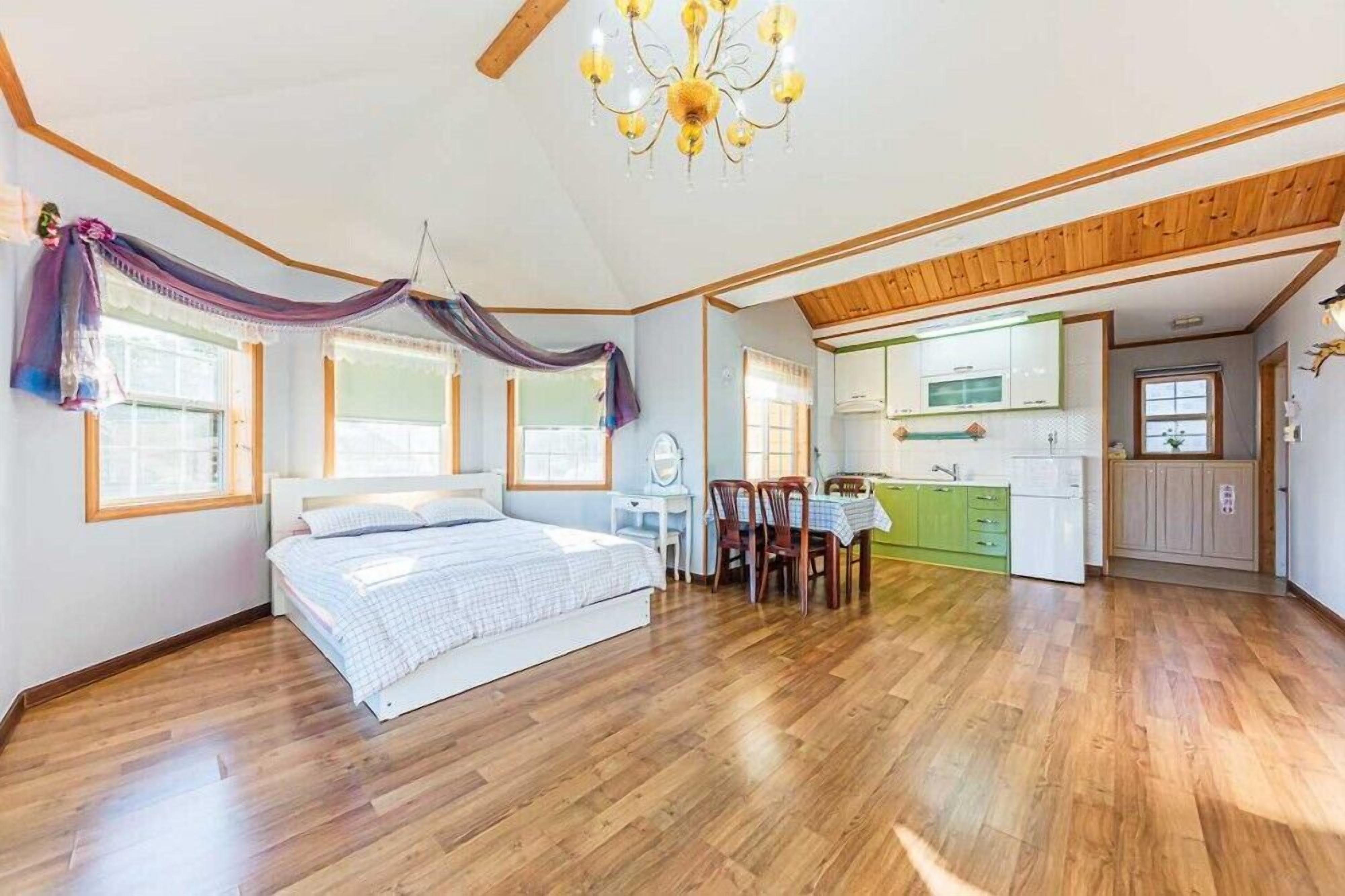 Room (Seokryu) | Individually decorated, individually furnished, free WiFi, bed sheets