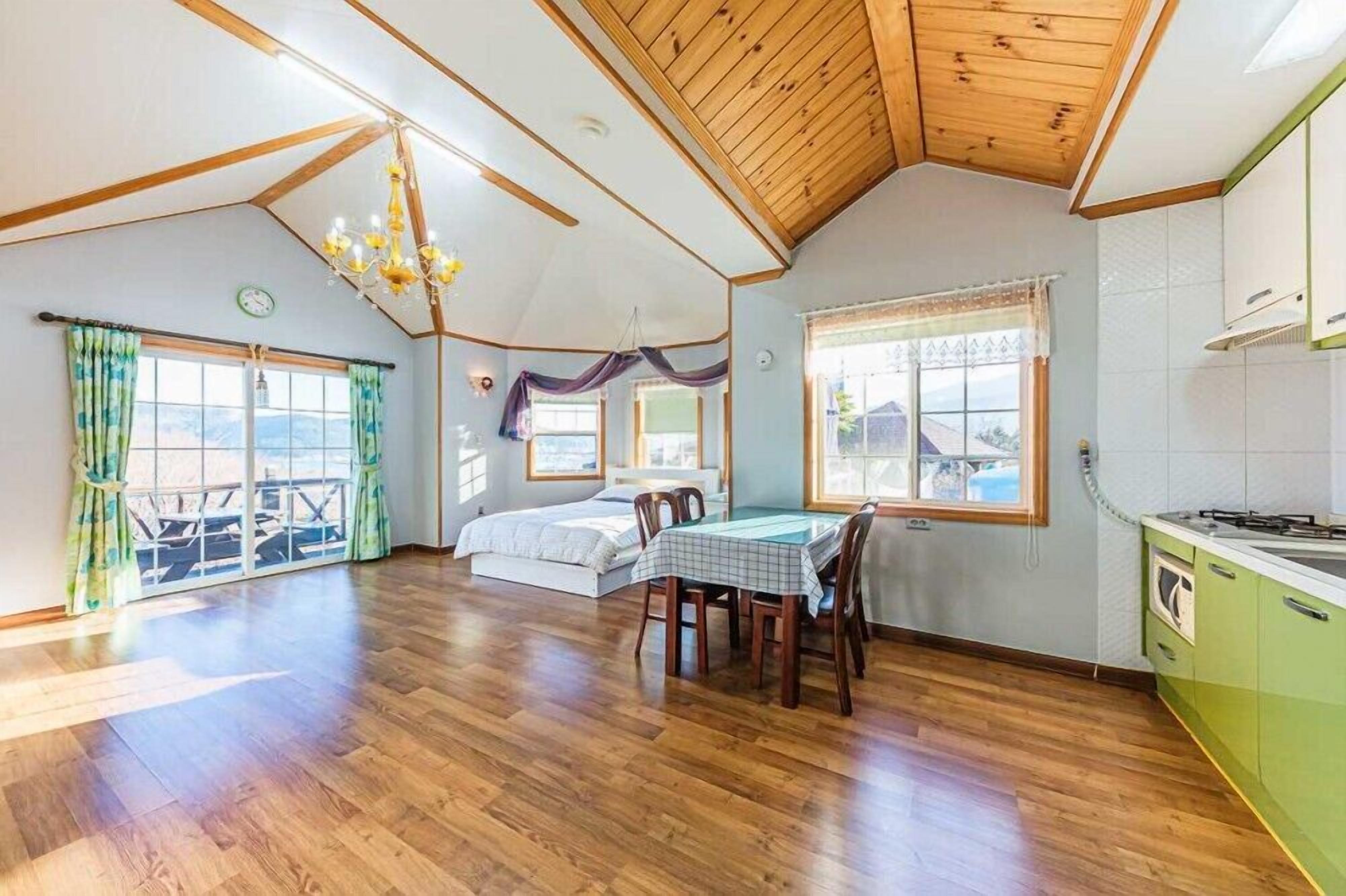 Room (Seokryu) | Individually decorated, individually furnished, free WiFi, bed sheets