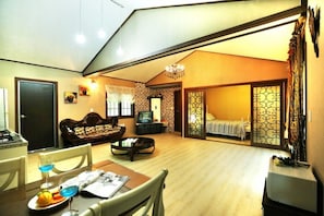 Decoración personalizada, muebles diferentes y wifi gratis