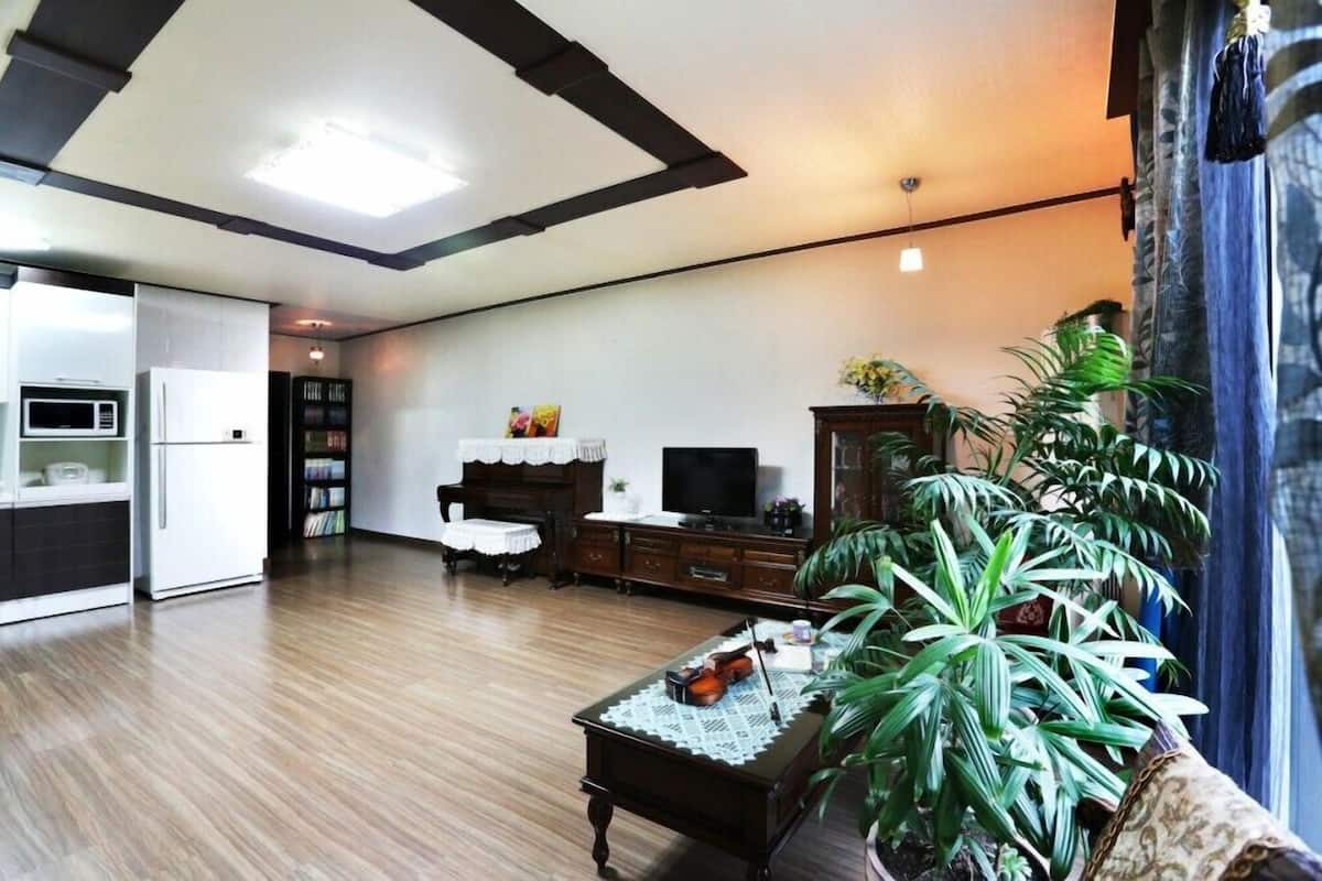 Decoración personalizada, muebles diferentes y wifi gratis