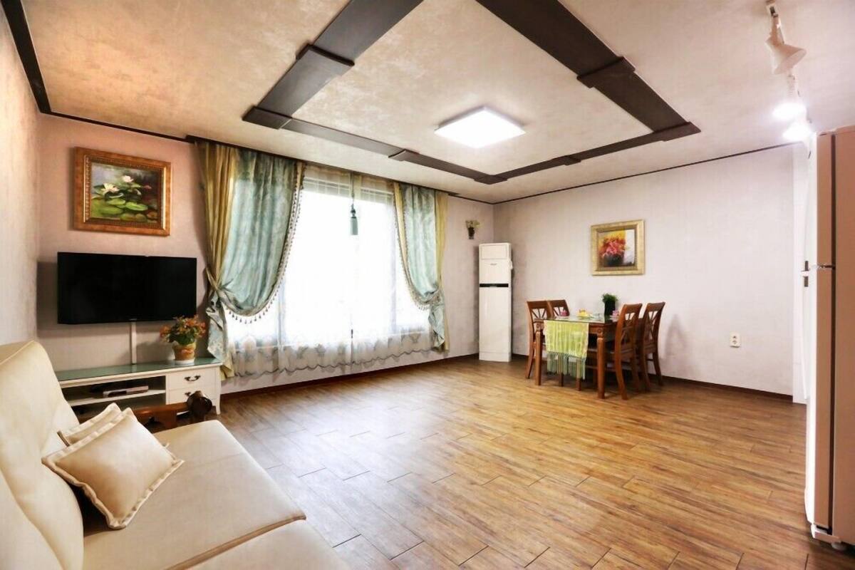 Decoración personalizada, muebles diferentes y wifi gratis