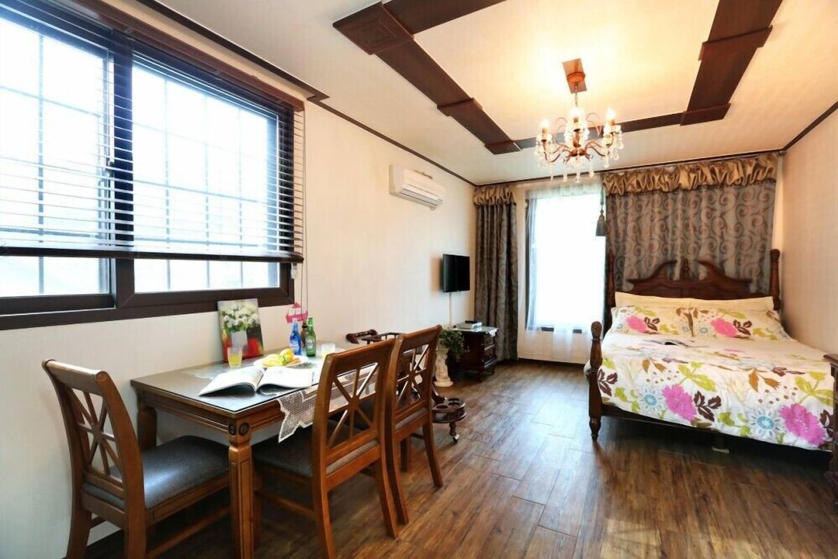 Decoración personalizada, muebles diferentes y wifi gratis