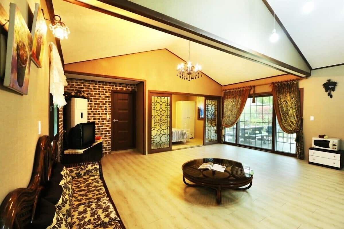 Decoración personalizada, muebles diferentes y wifi gratis