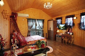 Room (Donkkum) | Individually decorated, individually furnished, free WiFi, bed sheets - Ggumaebon Pension (Geoje)