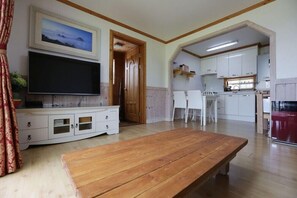 Room (Black pearl (Family room)) | Individually decorated, individually furnished, free WiFi, bed sheets - Haemaru pension (Geoje)