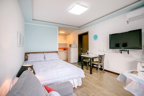 Room (Deulkkonmal) | Individually decorated, individually furnished, free WiFi, bed sheets - Lake bay Pension (Gapyeong)