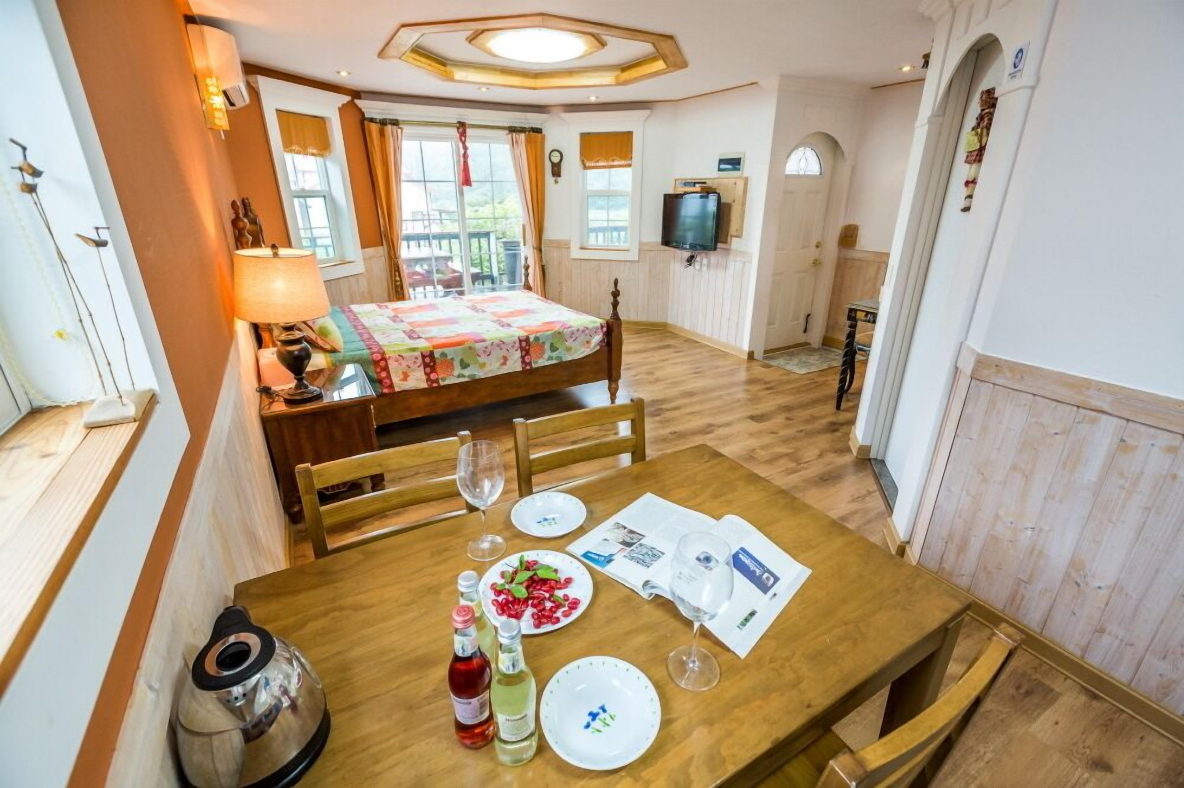 Room (Olgeo) | Individually decorated, individually furnished, free WiFi, bed sheets