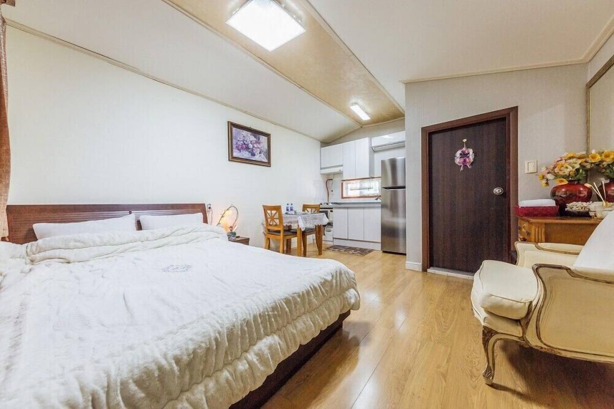 Room (Baekdoosan) | WiFi (free), individually decorated, individually furnished, bed sheets