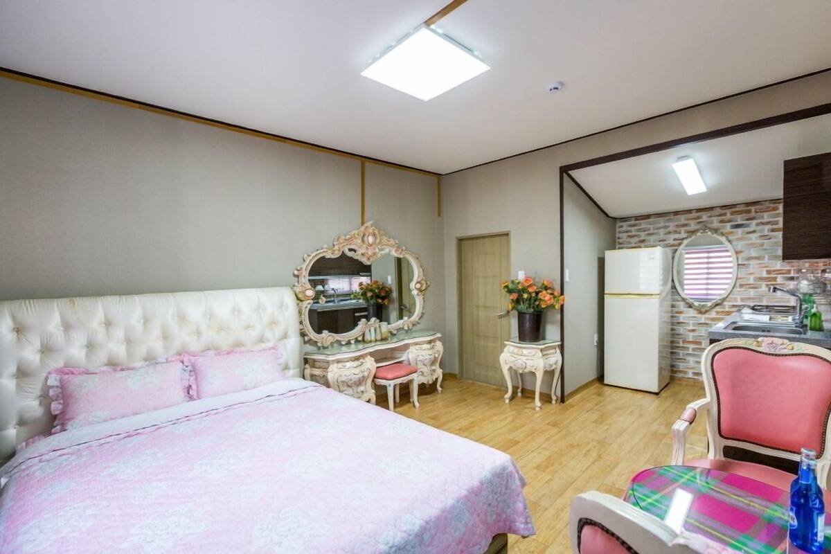 Room (Dong gang) | WiFi (free), individually decorated, individually furnished, bed sheets