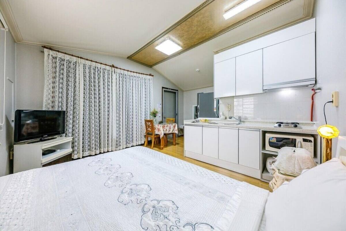 Room (Halla mountain) | WiFi (free), individually decorated, individually furnished, bed sheets