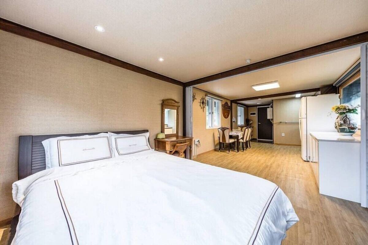 Room (Baekmagang) | WiFi (free), individually decorated, individually furnished, bed sheets