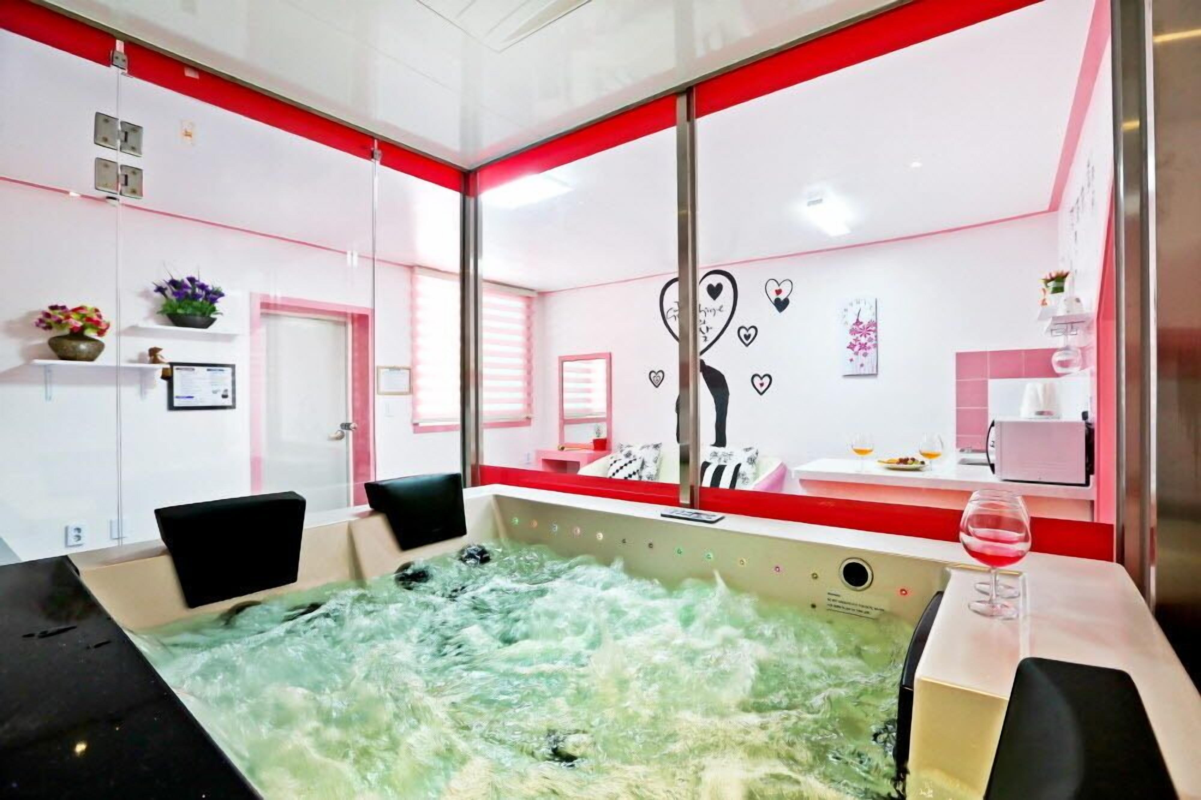 Room (Pink) | Individually decorated, individually furnished, free WiFi, bed sheets