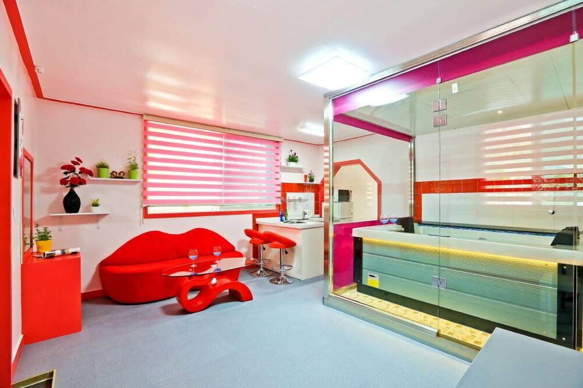 Room (Cherry) | Free WiFi, individually decorated, individually furnished, bed sheets