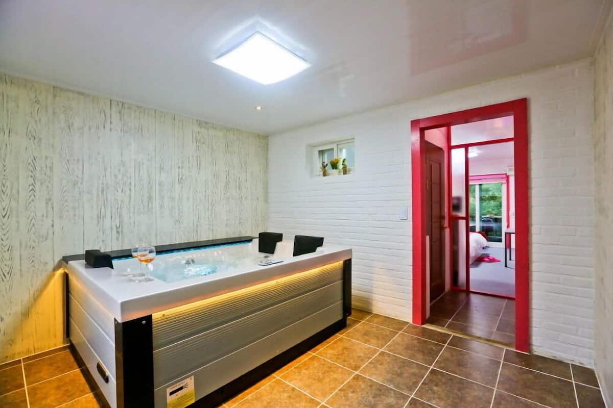 Room | Free WiFi, individually decorated, individually furnished, bed sheets
