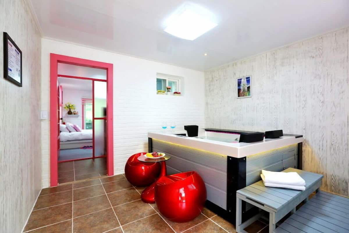Room | Free WiFi, individually decorated, individually furnished, bed sheets