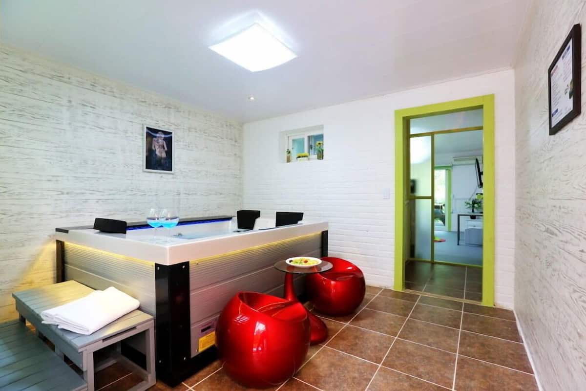 Room | Free WiFi, individually decorated, individually furnished, bed sheets